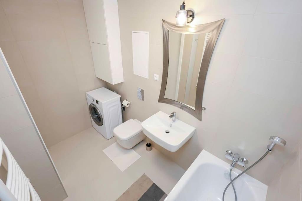 Danubius One - Spacious Apartment W Free Parking Bratislava Buitenkant foto