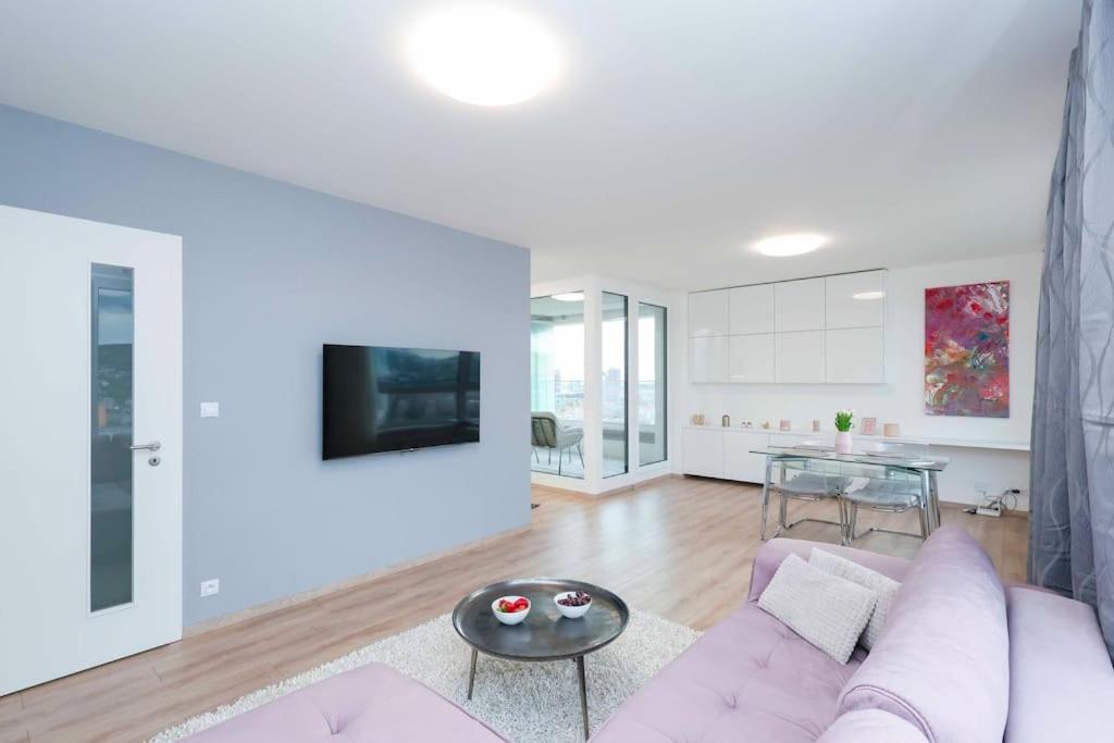 Danubius One - Spacious Apartment W Free Parking Bratislava Buitenkant foto