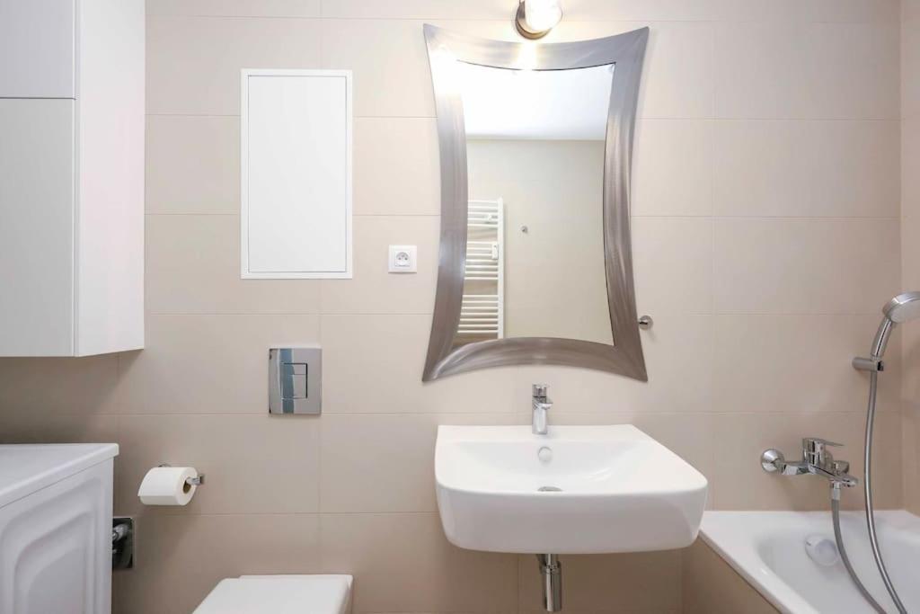 Danubius One - Spacious Apartment W Free Parking Bratislava Buitenkant foto