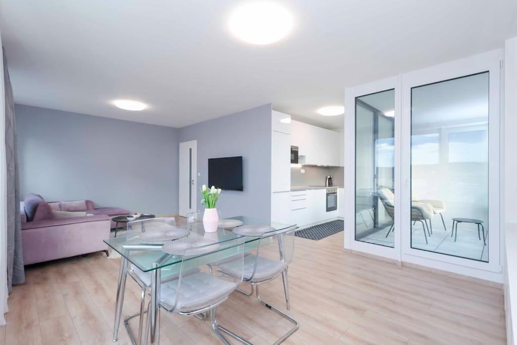 Danubius One - Spacious Apartment W Free Parking Bratislava Buitenkant foto