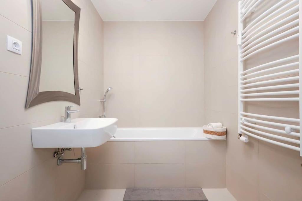 Danubius One - Spacious Apartment W Free Parking Bratislava Buitenkant foto