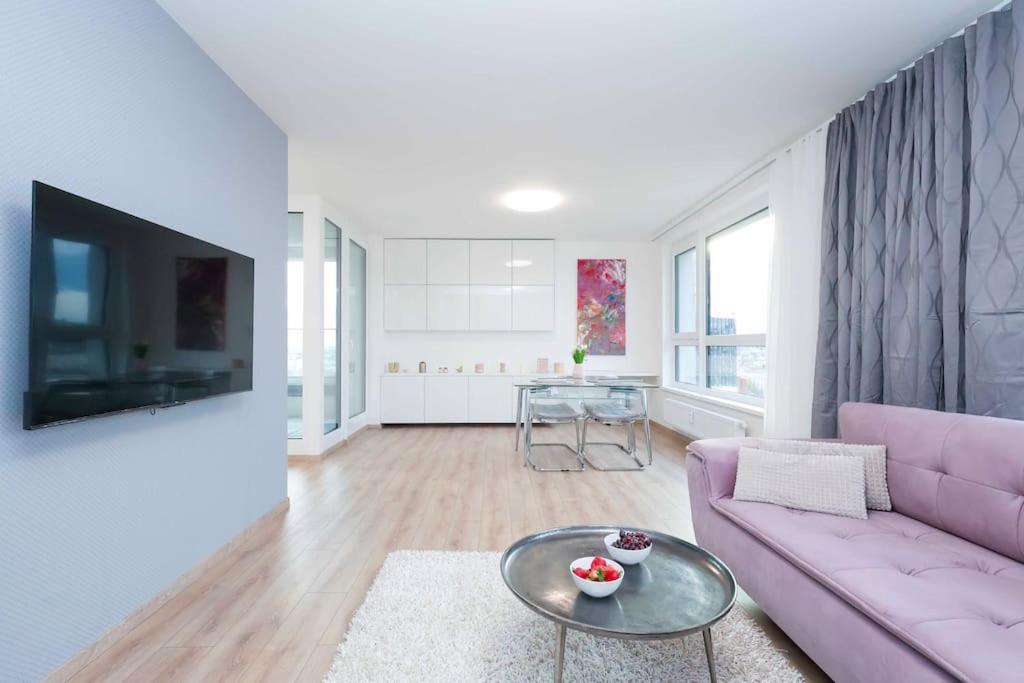 Danubius One - Spacious Apartment W Free Parking Bratislava Buitenkant foto